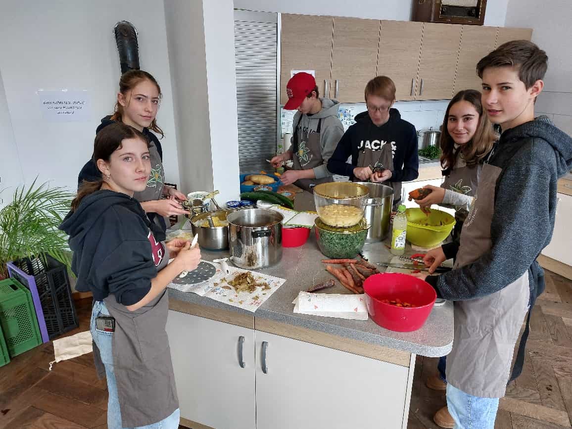 Sechs Jugendliche kochen gemeinsam