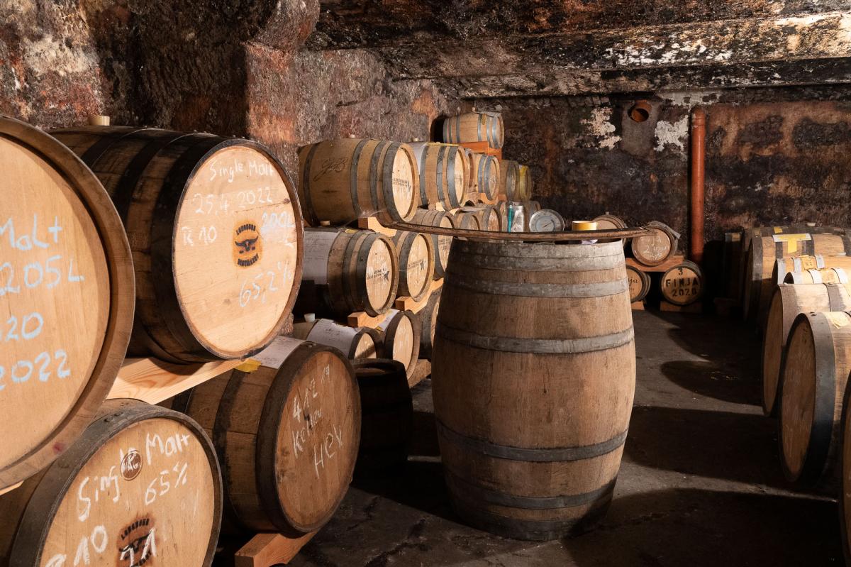 Fässer mit dem Hochprozentigen der Texas Longhorn Ranch