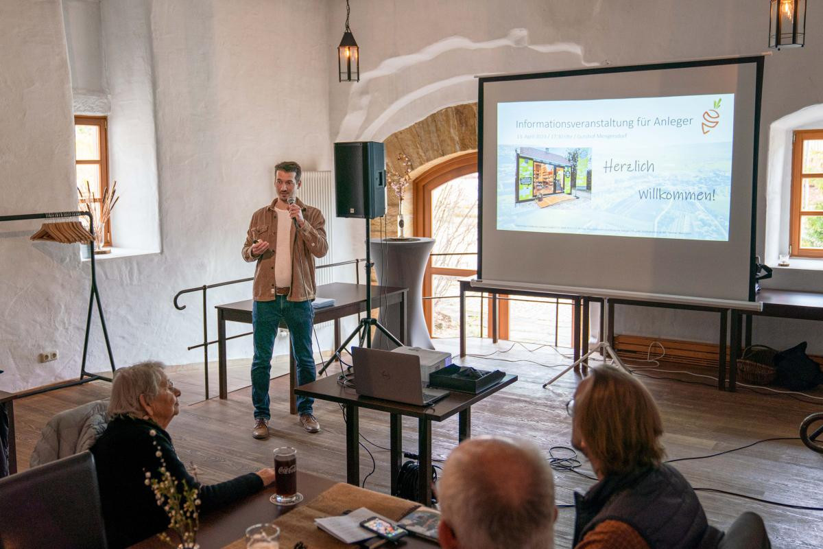 HeimatUnternehmer Julius Stintzing erklärt das Konzept der Dorfladenbox.