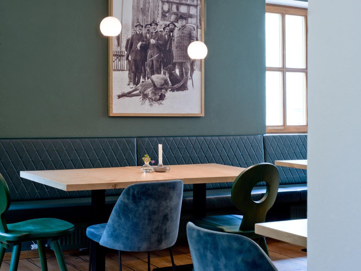 Man sieht den historischen Gastraum des "Re(h)serviert", der mit moderner Eleganz möbliert worden ist.