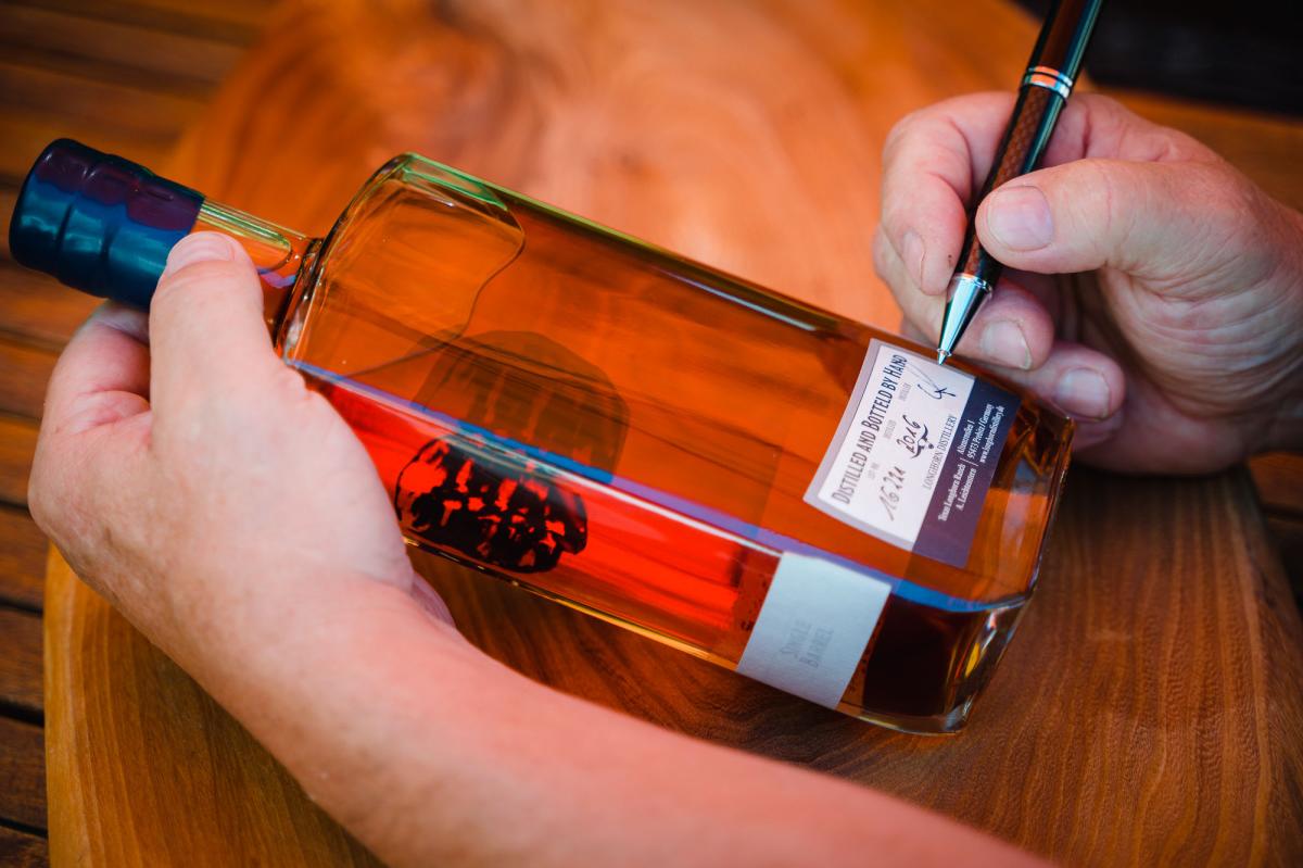 Die hochwertigen Produkte der Longhorn Distillery sind gefragt