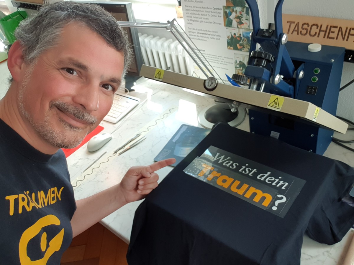 Ein Mann an einer T-Shirt-Presse