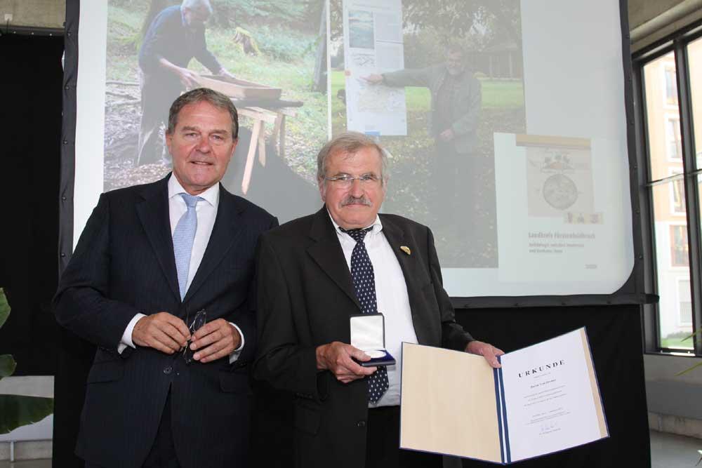 Toni Drexler bei der Verleihung der Denkmalschutzmedaille durch den damaligen Kultusminister Dr. Wolfgang Heubisch.