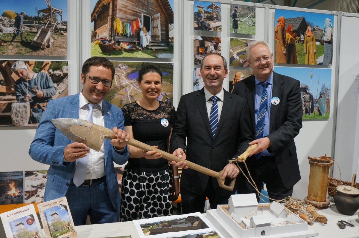 Bayerischer Staatsminister für Wirtschaft, Landesentwicklung und Energie Hubert Aiwanger mit Kollegen und Via Carolina - Goldene Straße e.V. Mitarbeiterin Ida Pětioká
