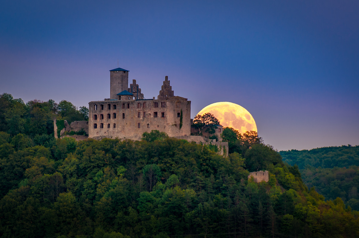 Mond hinter einer Burg
