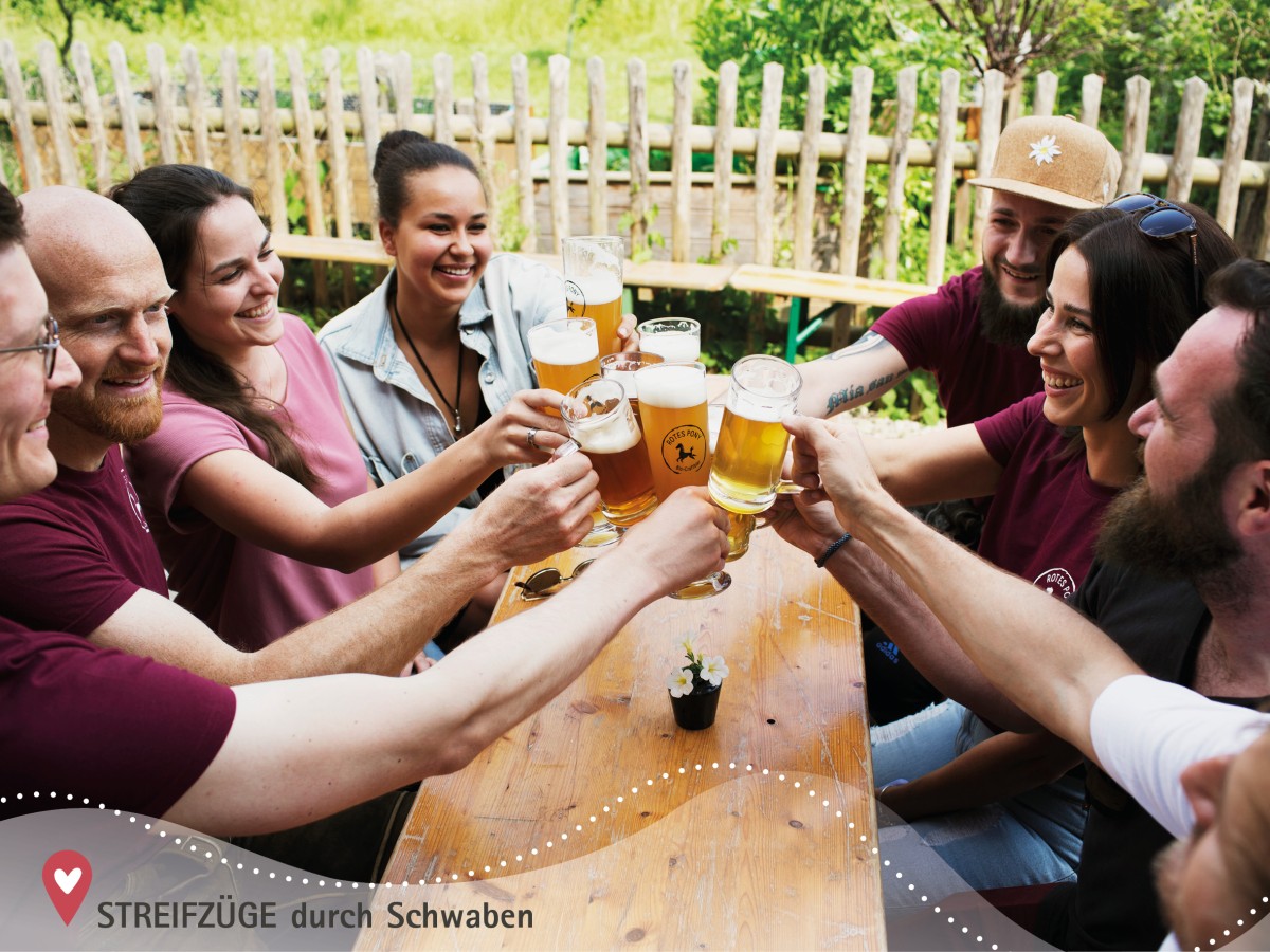 Junge Menschen stoßen mit bayerischem Bio-Bier an