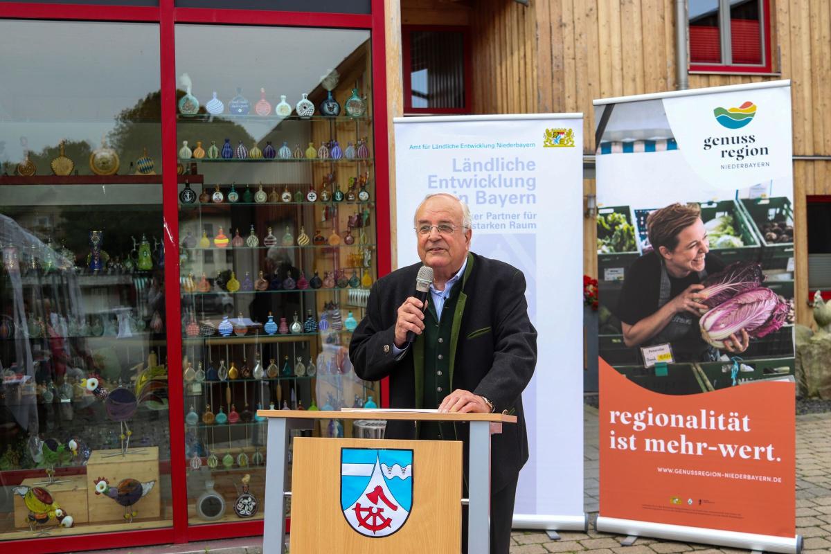 Bürgermeister Schmid steht vor der Halle und begrüßt alle Gäste zur Eröffnung der Bauernmarkthalle und des Dorfwirtshauses