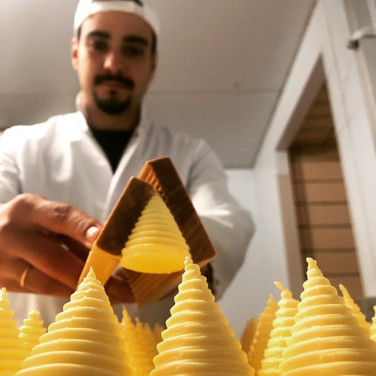 Man sieht Fabio Cestari Oswald de Mesquita bei der Zubereitung von französischer Butter. Die ButterBoyz machen aus etwas Einfachem ein Erlebnis.