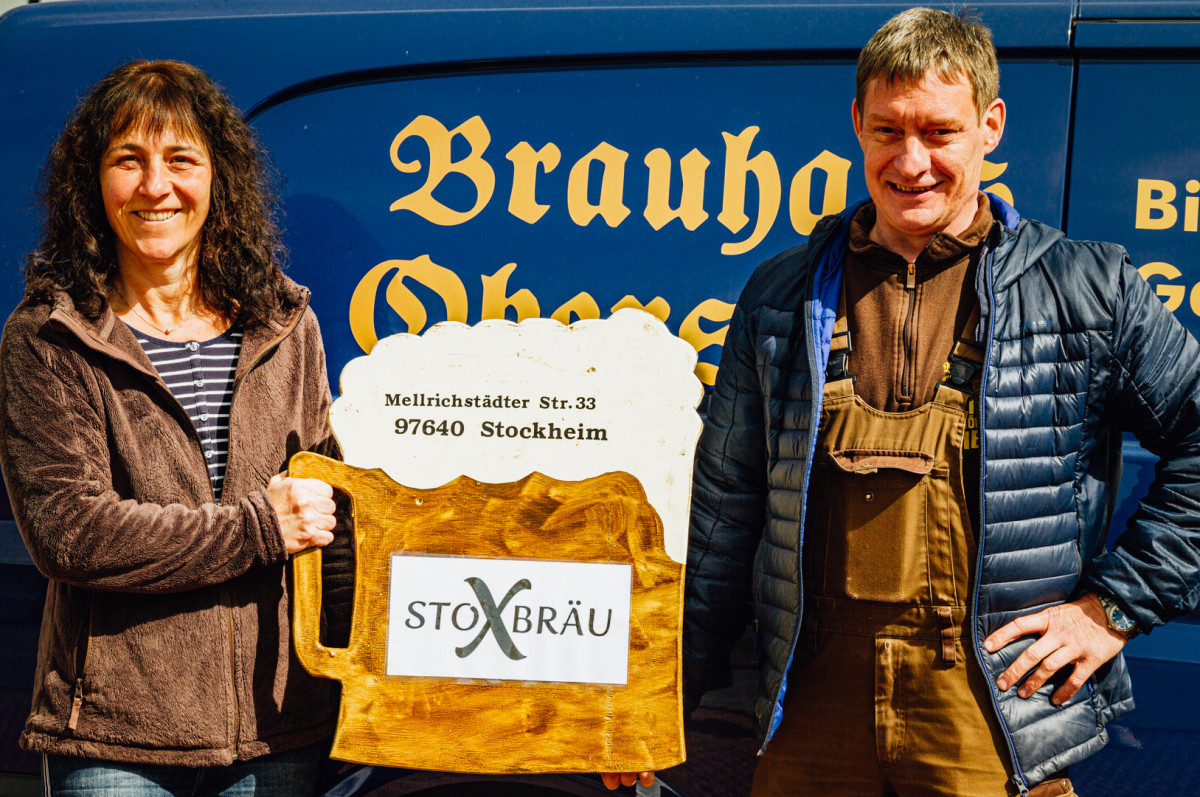 Symbolisch befestigten Michaela Böhm und Christian Schmitt den neuen Briefkasten am neuen Standort Stockheim