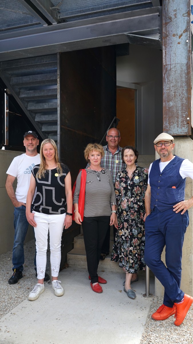 Die Vorstandschaft des Kunstvereins zusammen mit Bürgermeister Klaus Meyer an der Feuertreppe zum sanierten Schulhaus.
