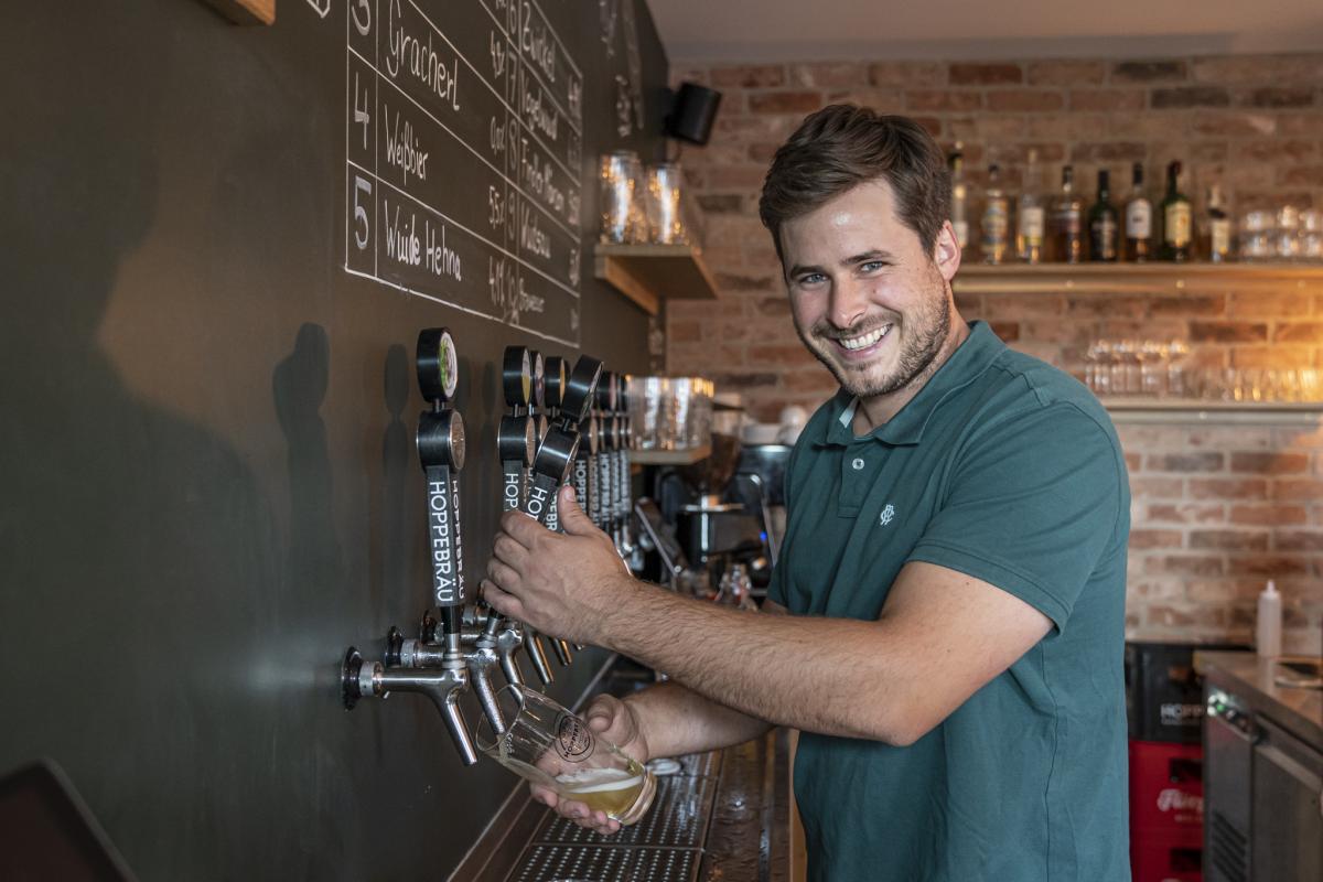 Bierzapfen bei Hoppebräu