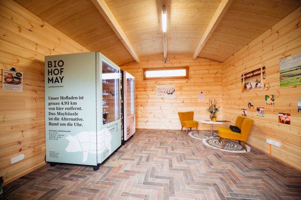 Holzhütte in denen Verkaufsautomaten stehen