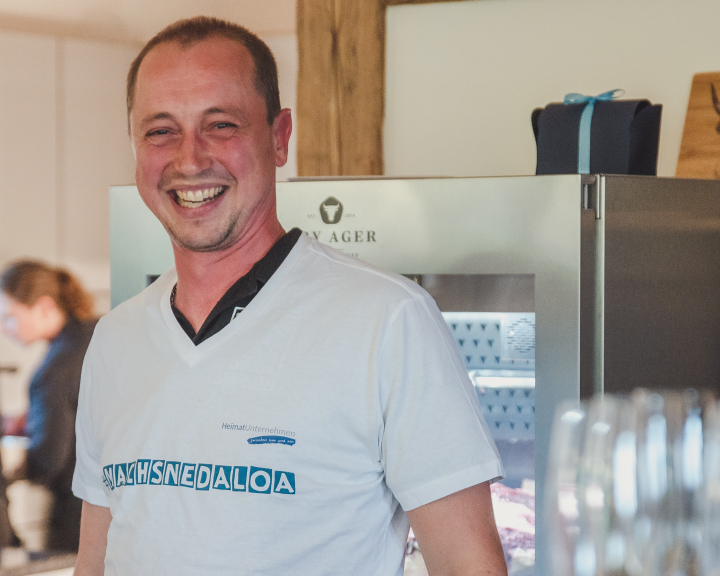 Thomas Jetzlsperger seinem Geschenk: dem HUII T-Shirt