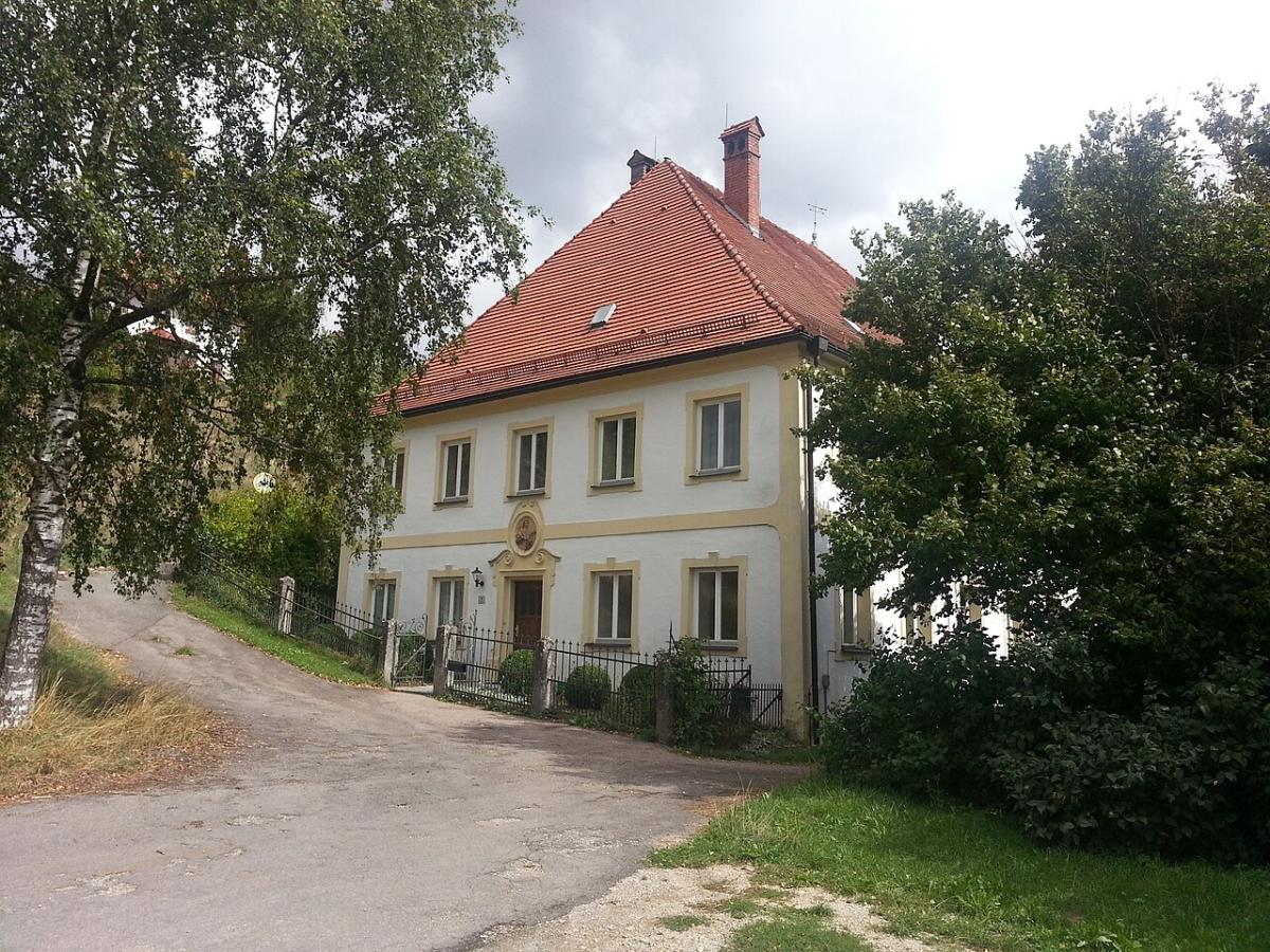 Man sieht das historische Pfarrhaus in Wissing. Es war lange im Dornröschenschlaf. Dass es wieder eine Zukunft hat, ist Renate Röder und Jürgen Aurbach zu verdanken.