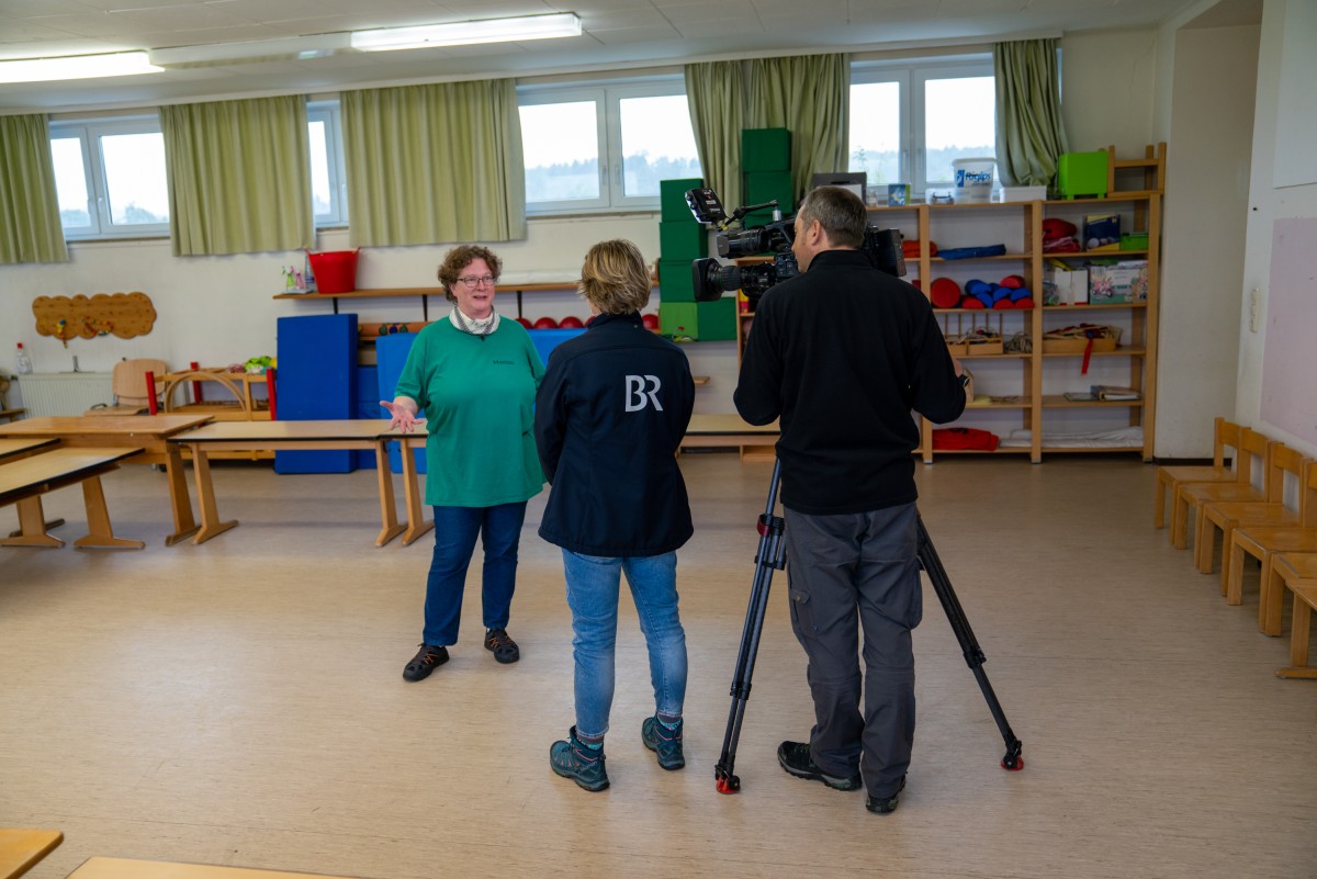 Marion Deinlein erklärt etwas vor der Kamera