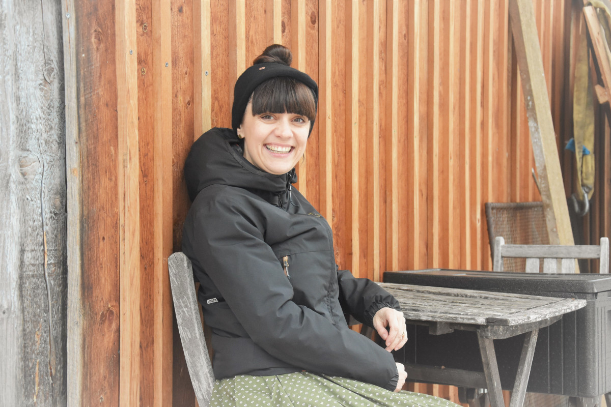 Junge Frau auf Baustelle bei HeimatUnternehmen