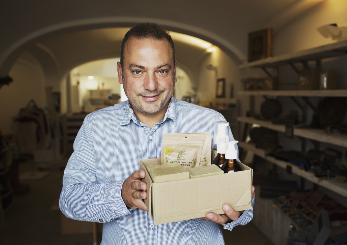 Ein HeimatUnternehmer zeigt seine Produkte in einem ehemaligen Stallgewölbe einer Alt-Hofstelle in Schwaben