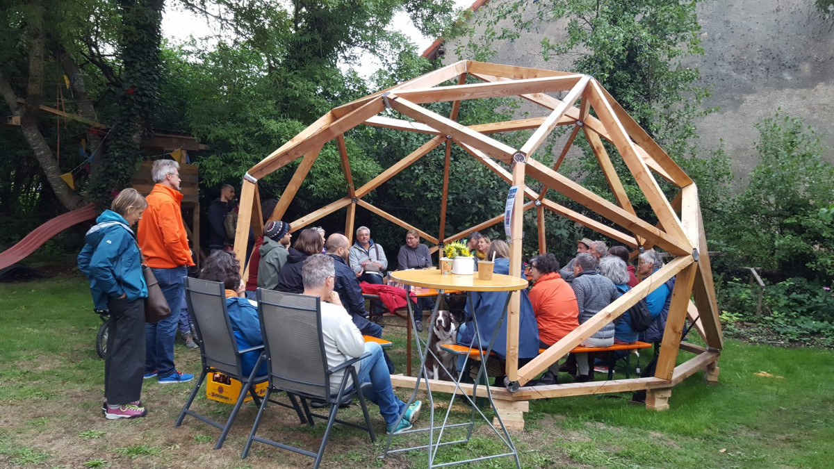 Menschen sitzen im Kreis in der Natur