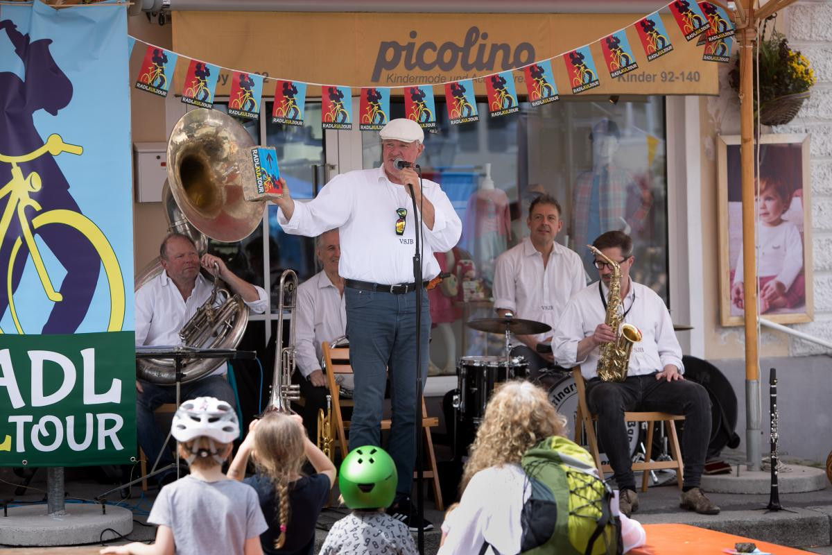 Veterinary Street Jazz Band auf dem Miesbacher Marktplatz, fünf Musiker mkt Posaune, Schlagzeug, Sousaphon, Banjo, Klarinette