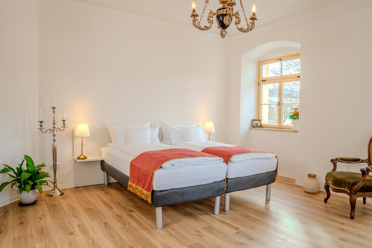 Man sieht einen der hübschen Räume im Aurbach-Hof - gemütlich und geschmackvoll gleichermaßen eingerichtet.