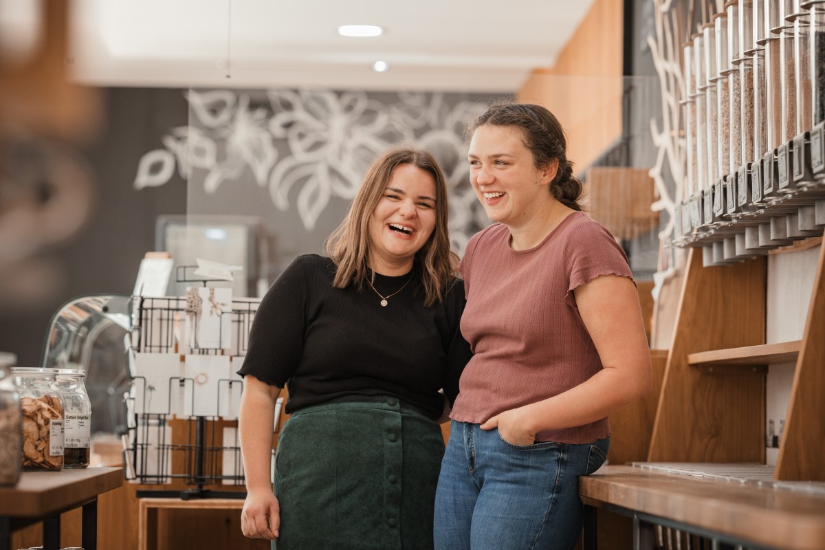 Johanna und Laura im Laden