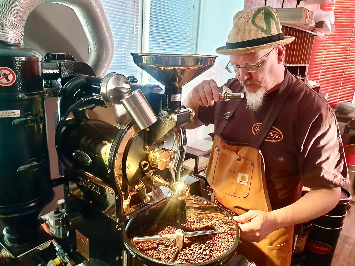 HeimatUnternehmer Wolfgang Bornschlegel röstet Kaffee.