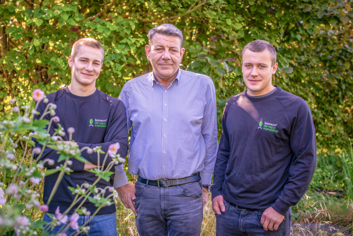 Vater und Söhne im Garten