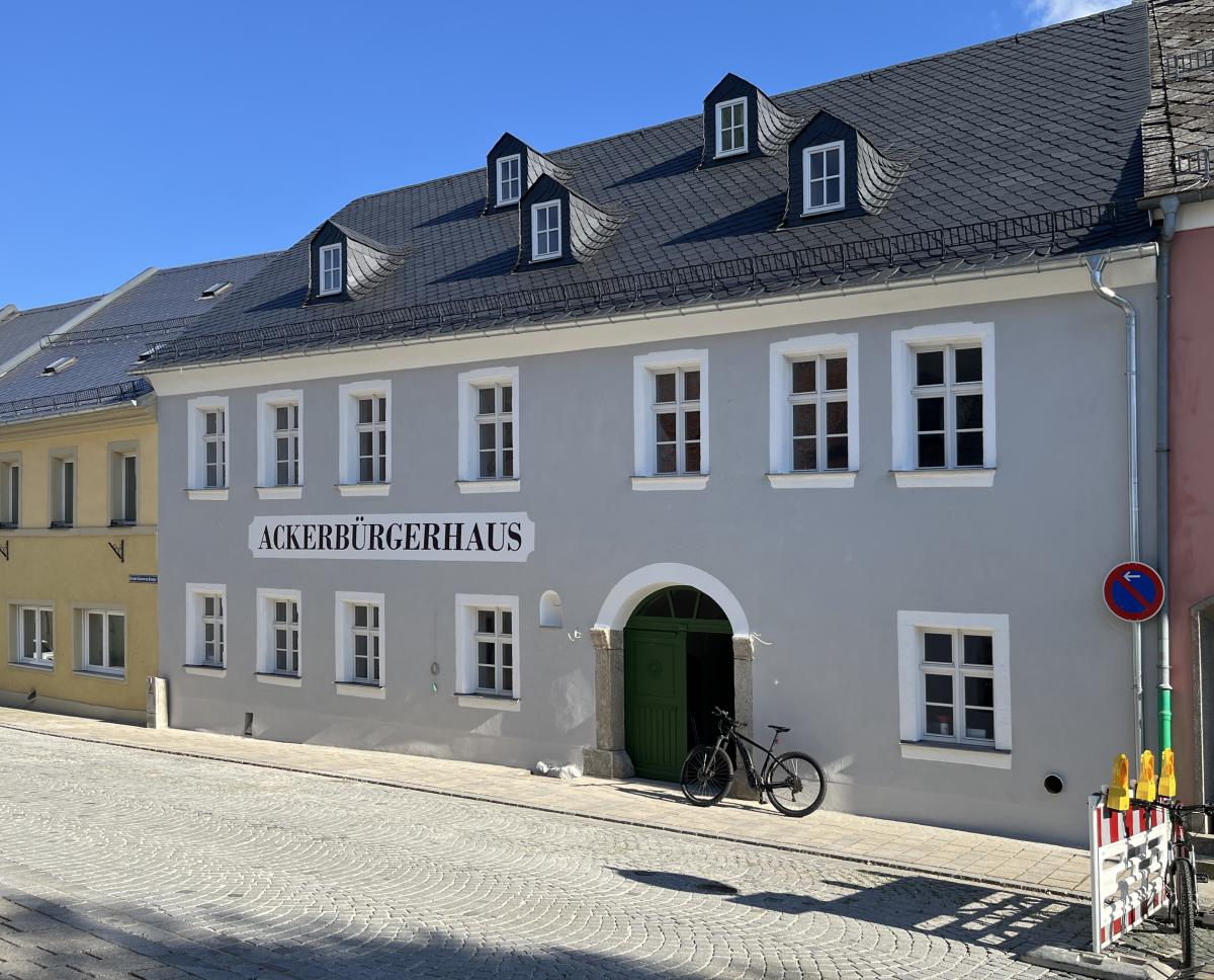 Außenfassade des Ackerbürgerhauses im Jahr 2025