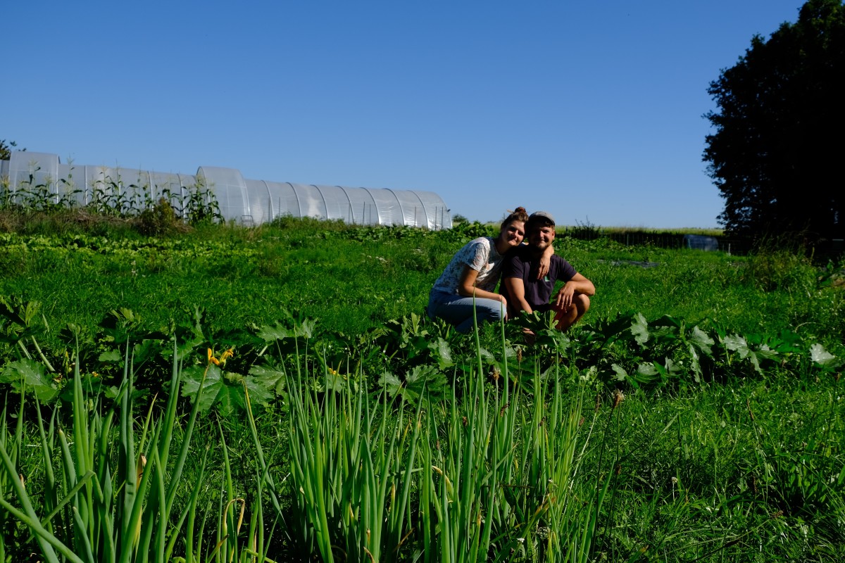 Eine Mann und eine Frau sitzen in ener Wiese