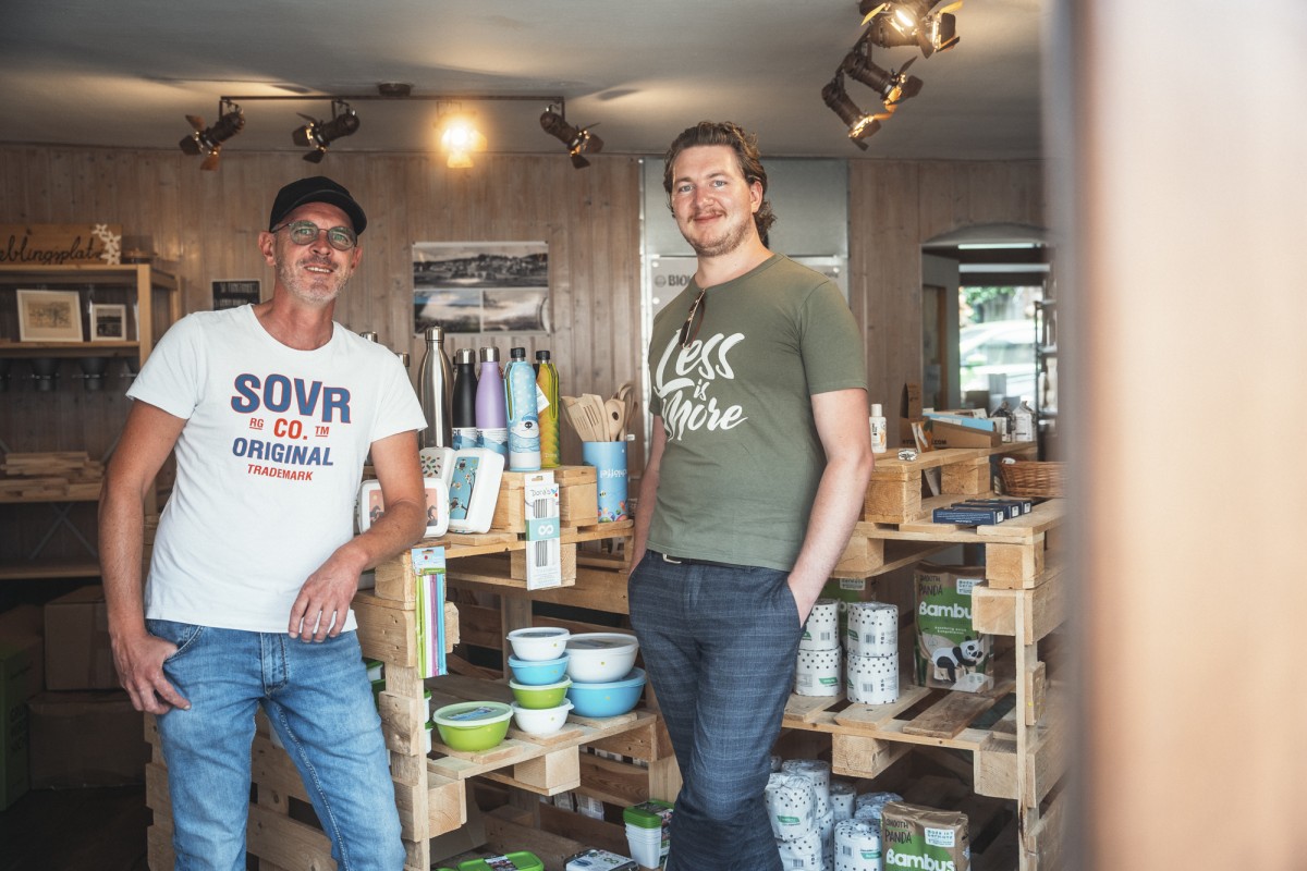 Die BioBay-Chefs Max Scheuerer und Torsten Rustler stehen in Ihrem Bioladen in Guteneck.