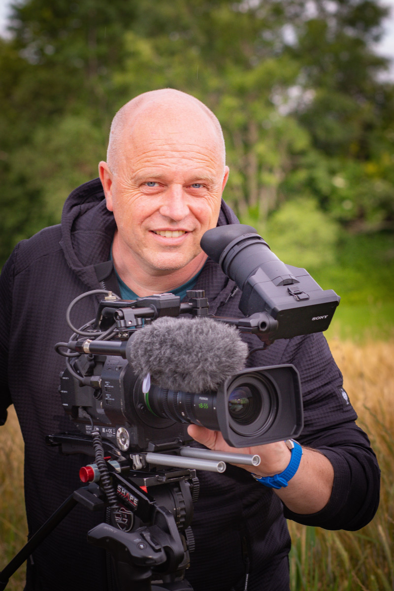 Dokumentarfilmer Karsten Scheuren mit Kamera