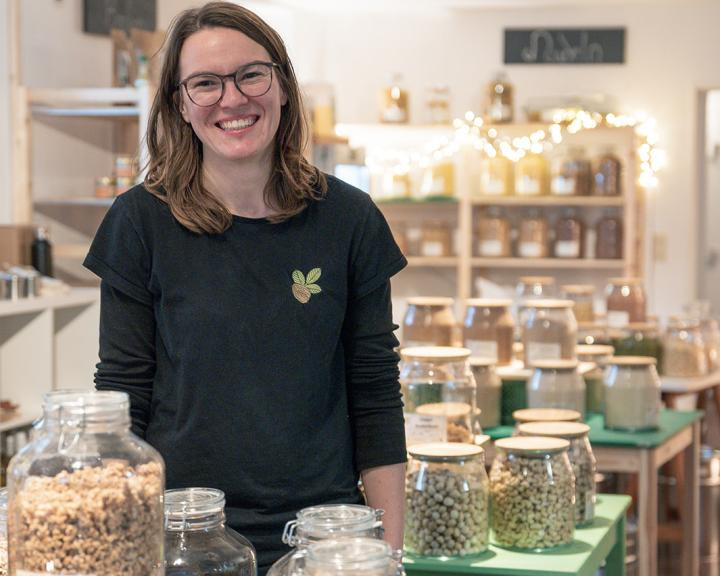 Hellen Hable im Laden Walnuss unverpackt einkaufen