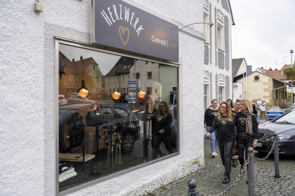 Ladenbesitzerin Carla Fontes läuft zu ihrem Laden. Über dem Schaufenster steht "Herzwerk Concept-Store"