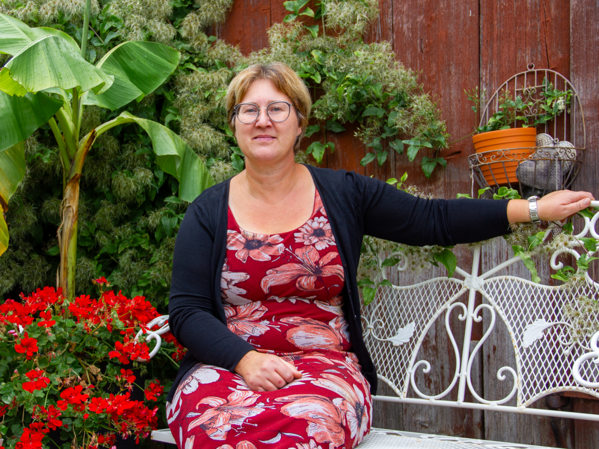 Eine Frau sitzt auf einer Banke