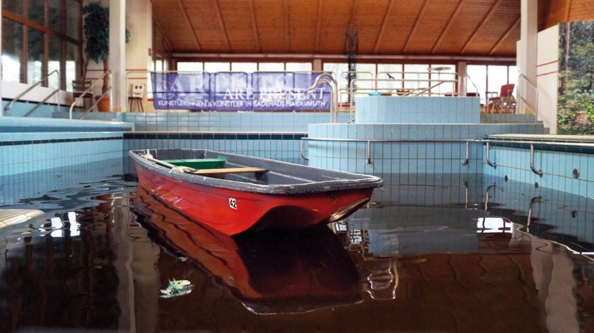 Ein altes Ruderboot treibt im Becken - Aktion im Herbst 2020: die freiwillige Feuerwehr Hardeck befüllt das Becken des BADEHAUSES mit Wasser aus dem angrenzenden Muglbach